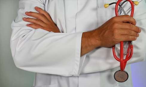 Dokter met instrument