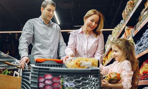 Familie doet boodschappen